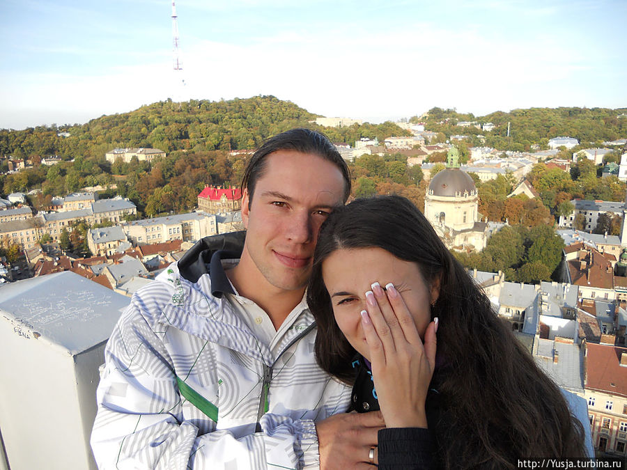 На Ратуше осеннее солнышко не давало разглядеть красоту...