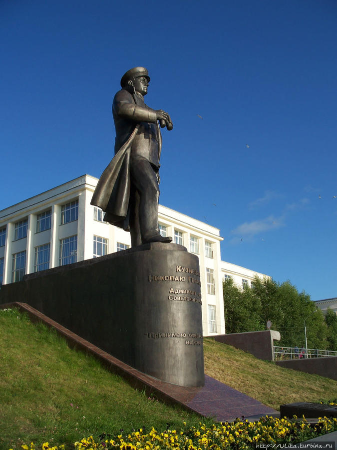 памятник адмиралу Кузнецову, набережная Северной Двины Архангельская область, Россия