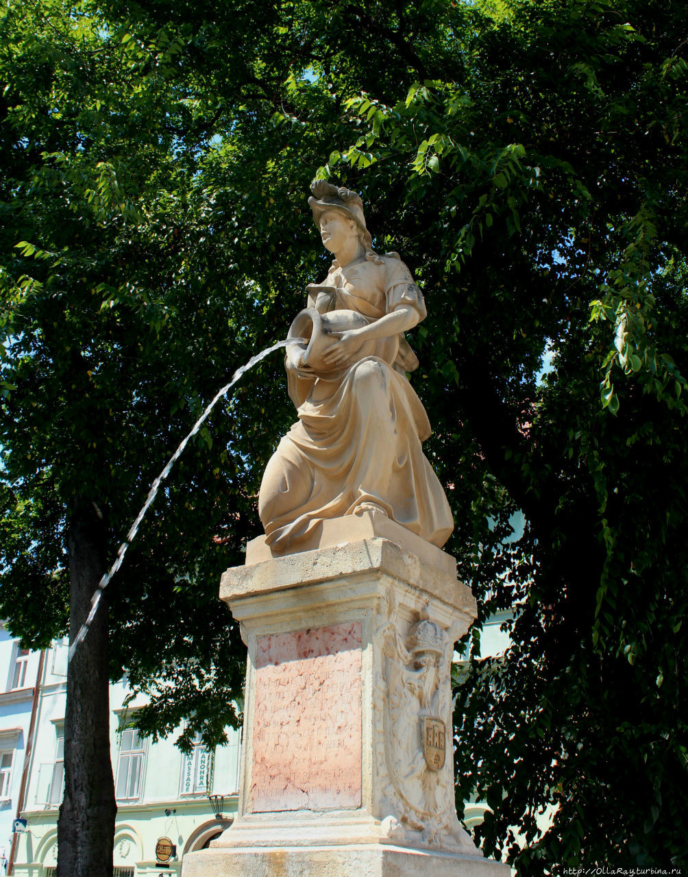 На Францисканской площади по сенью деревьев находится фонтан — он же памятник пожарным Братиславы. На стеле установлена скульптура пожарного 19 века с сосудом в руках. Братислава, Словакия