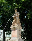 На Францисканской площади по сенью деревьев находится фонтан — он же памятник пожарным Братиславы. На стеле установлена скульптура пожарного 19 века с сосудом в руках.