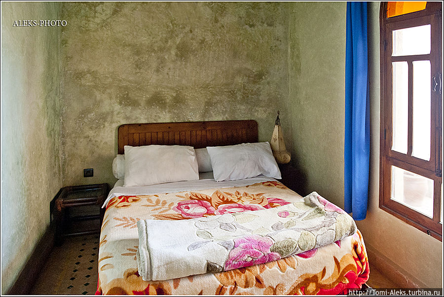 Не пугайтесь, этот уютный номер почему-то на фото выглядит, как сарай. На самом деле он — очень даже ничего. И самое главное, ночью в нем было необычайно тепло...
*