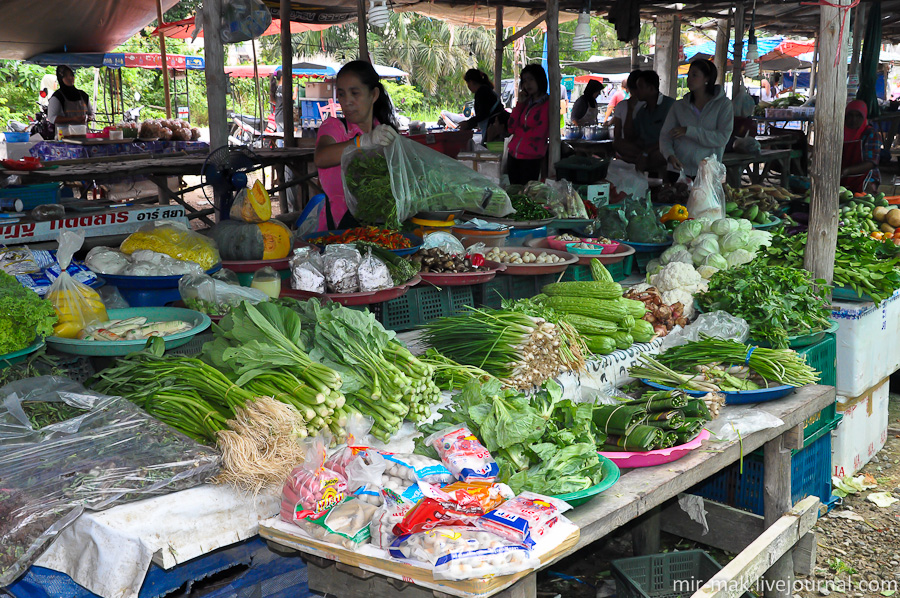 И напоследок рекомендую посетить один из местных рынков. Этот находится на окраине Ао Нанга.