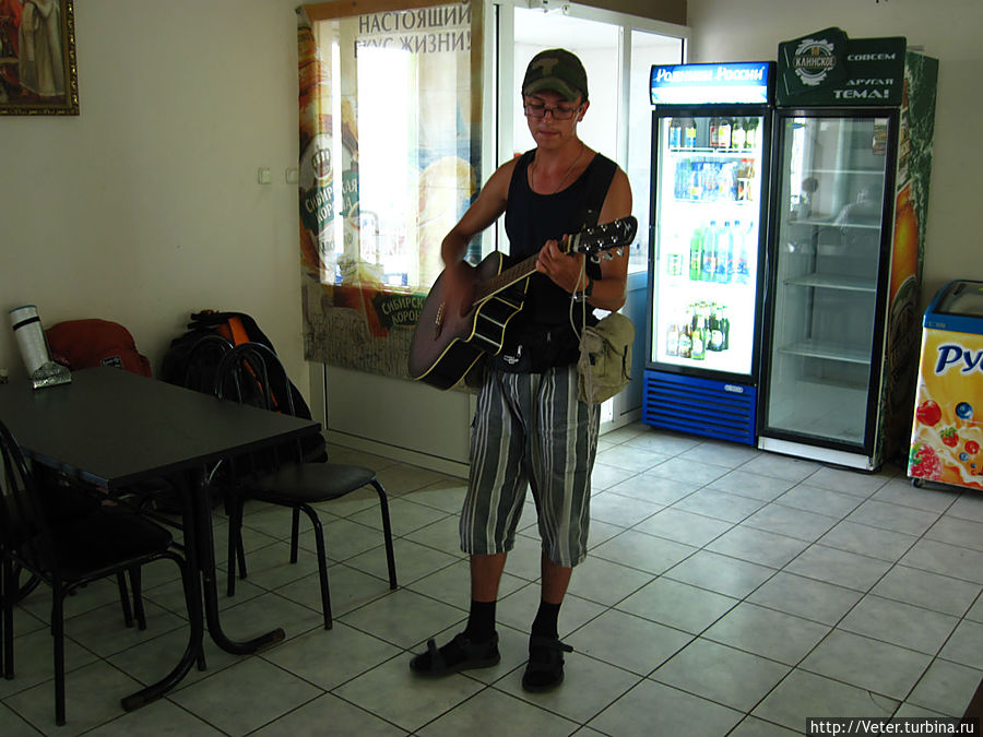 Он расчехляет гитару, встает и исполняет песню «Группа крови» Горячий Ключ, Россия
