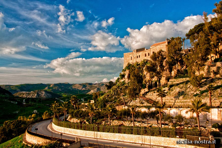 Замок на скале Сицилия, Италия