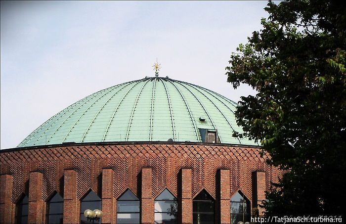 Тонхалле – Зал звуков – концертный зал Дюссельдорфа, бывший планетарий. 
Медный купол с золотой звездой.
