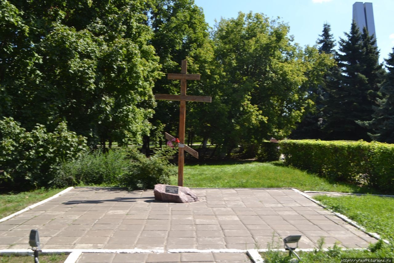 Поклонный крест на месте Свято-Троицкого собора Балашов, Россия