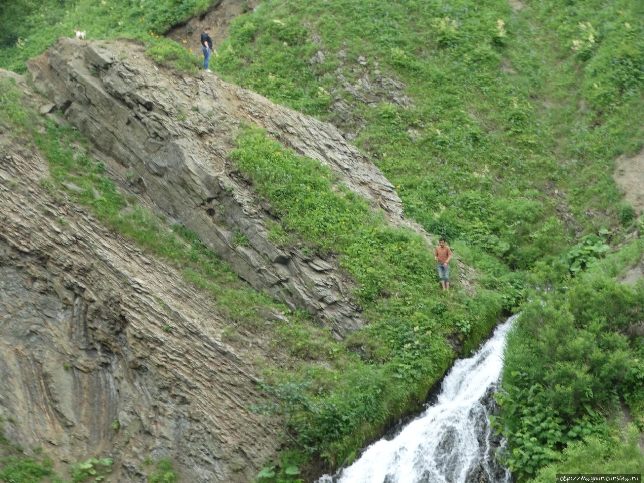 Слева по склону  видны две  фигуры. Снимок  для  сравнения  масштабов склонов  и водопада. Невельск, Россия