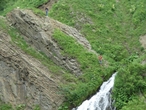 Слева по склону  видны две  фигуры. Снимок  для  сравнения  масштабов склонов  и водопада.