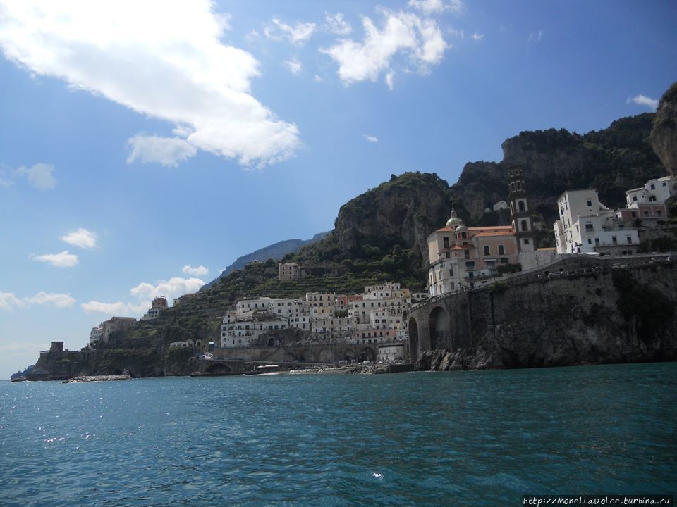 От Positano до Amalfi и Atrani — вид с моря Амальфи, Италия