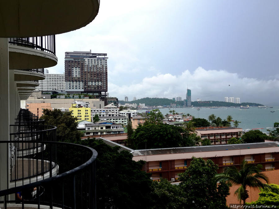 Вид с балкона 7 этажа на Центр Фестиваль Паттайя, Таиланд
