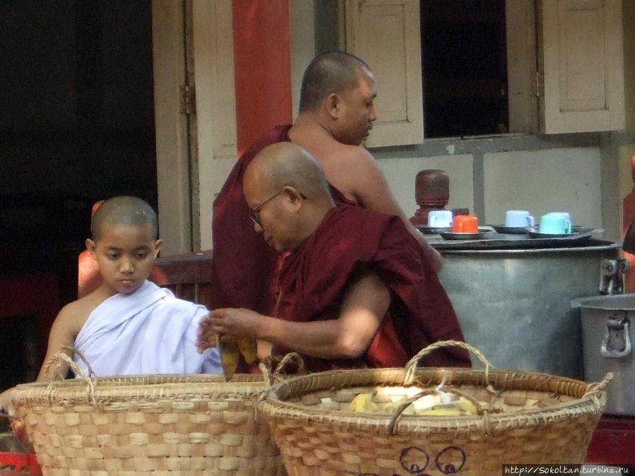 Подготовка к трапезе в монастыре-духовной академии Мьянма