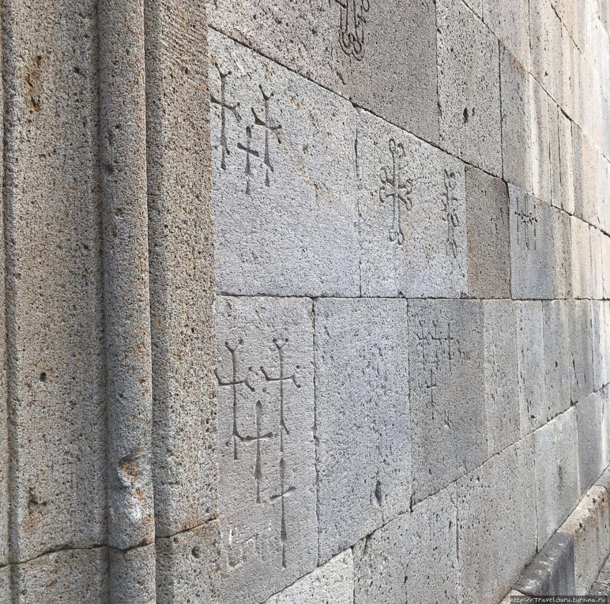 Стены одной из церквей в комплексе Кечарис. Цахкадзор, Армения