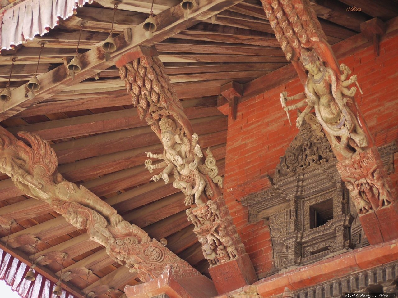 Распорки храма Hari Shankar Temple. Из интернета Патан (Лалитпур), Непал