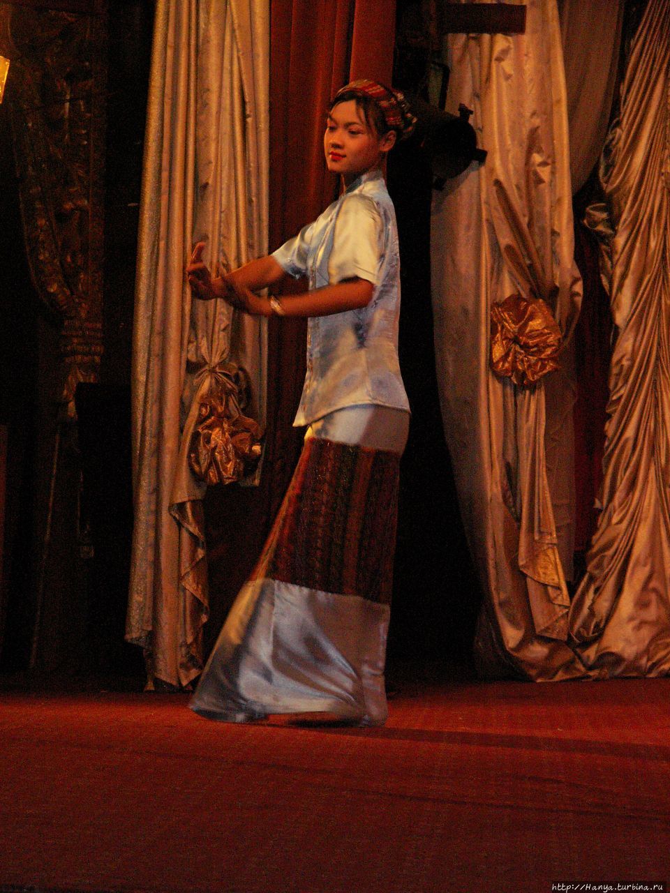 Шоу в ресторане Karaweik Palace Янгон, Мьянма