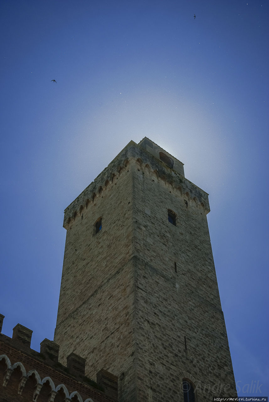 Город San Gimignano над долиной местного Кьянти Сан-Джиминьяно, Италия