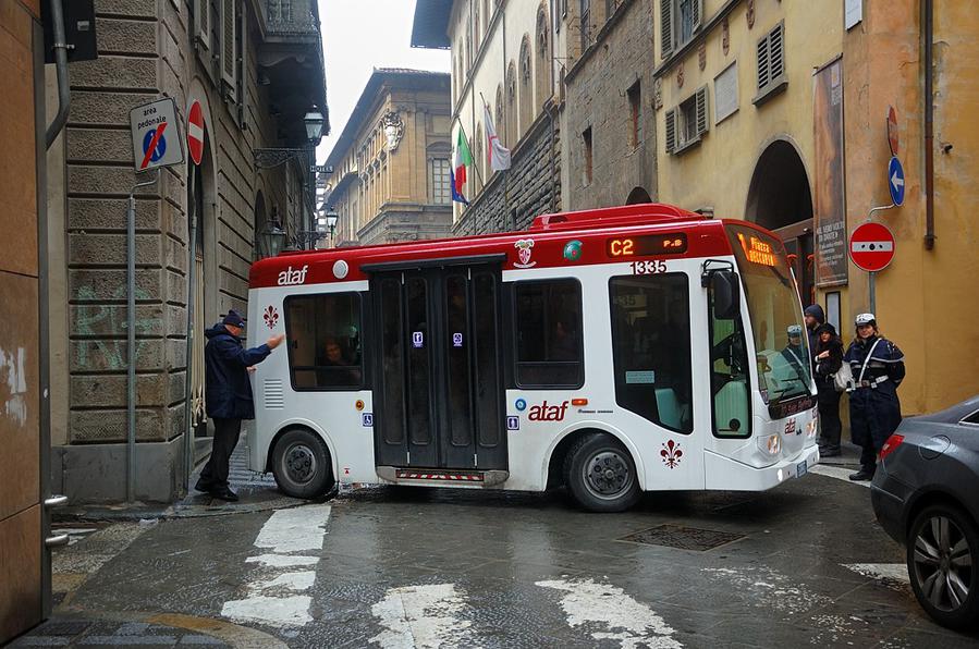 Автобус пытается развернуться на узкой улочке Флоренция, Италия