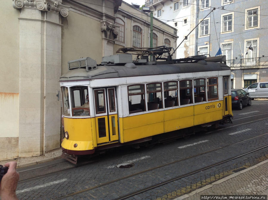 Столетний лиссабонский трамвай. Лиссабон, Португалия