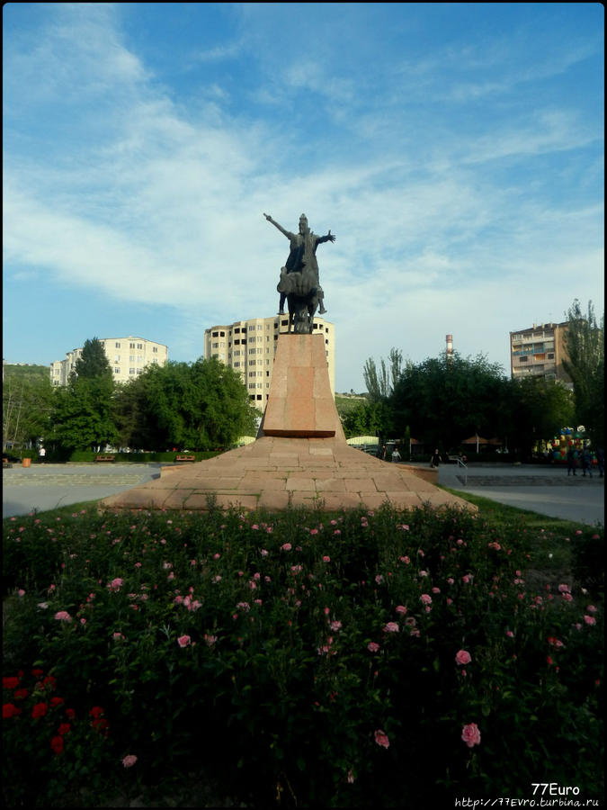 Памятник национально-былинному герою
