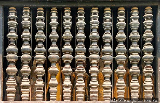 Храм Монастыря Ват Висуналат. Оконные решетки с балясинами в кхмерском стиле. Фото из интернета Луанг-Прабанг, Лаос