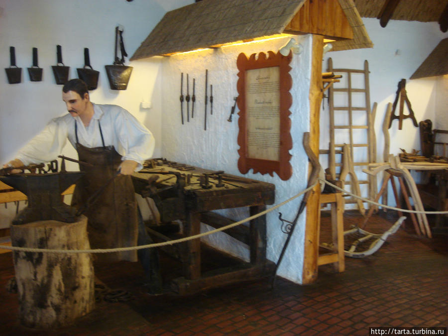 В музее народных промыслов. Каждый занят своим делом... Хортобадь, Венгрия