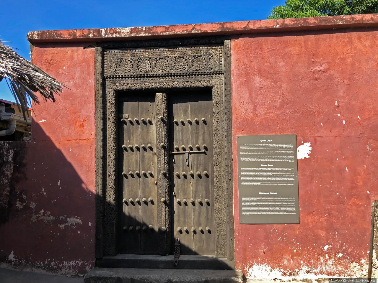 Оманские двери в крепости