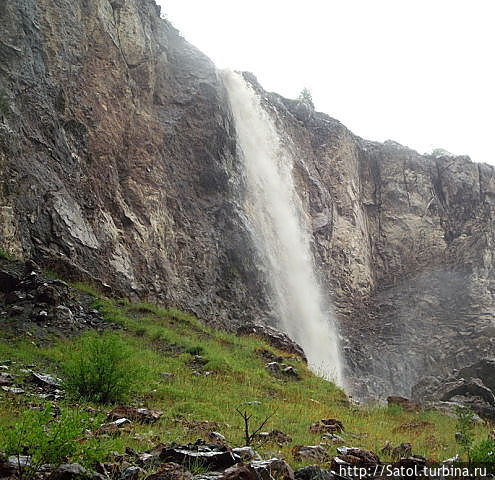 40-метровый водопад в Ущелье реки Азау Приэльбрусье Национальный Парк, Россия