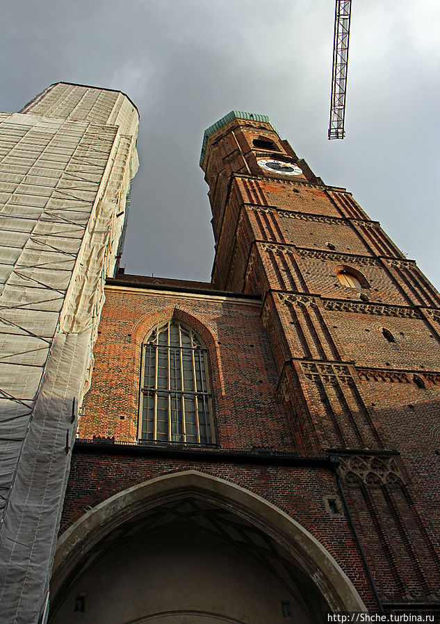 Кафедральный собор, как обычно в ремонте Мюнхен, Германия