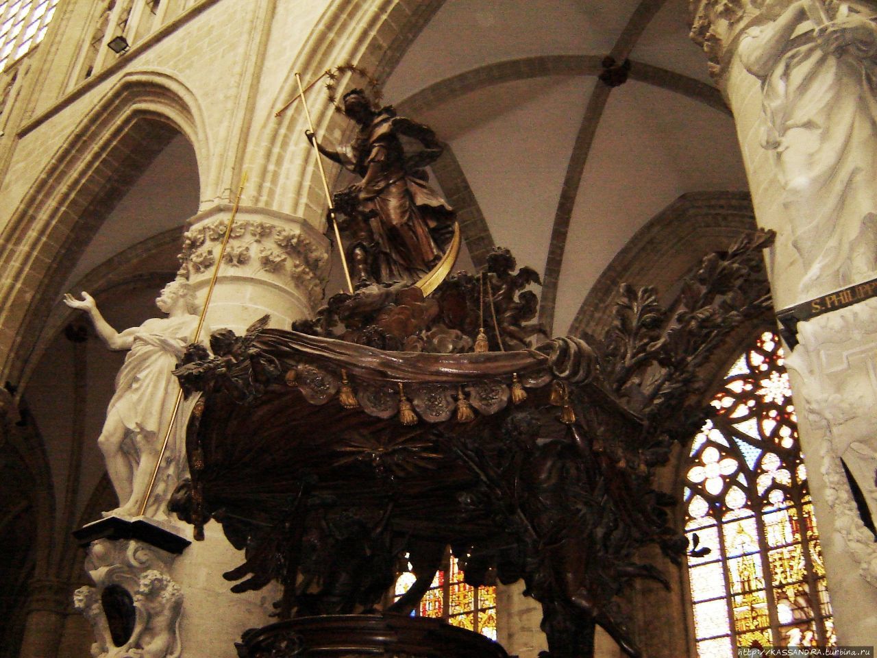 Статуя Св. Архангела Михаила Брюссель, Бельгия