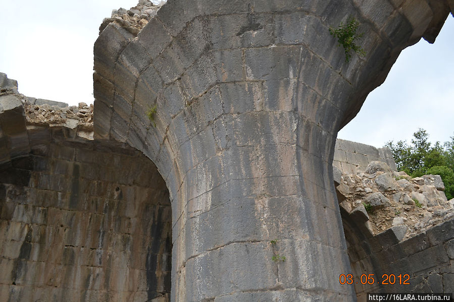 Мамелюки строили тщательно, не использовали маленьких камней, хорошо обрабатывали поверхность строительных блоков. Национальный парк крепость Нимрод, Израиль