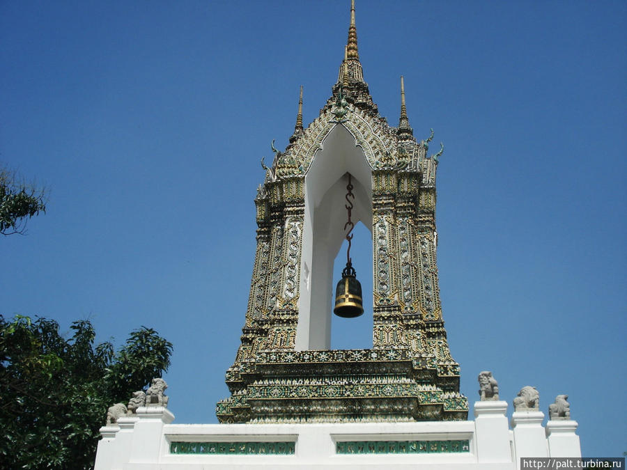 Очаровательные короны над воротами Ват Пхо. Бангкок, Таиланд