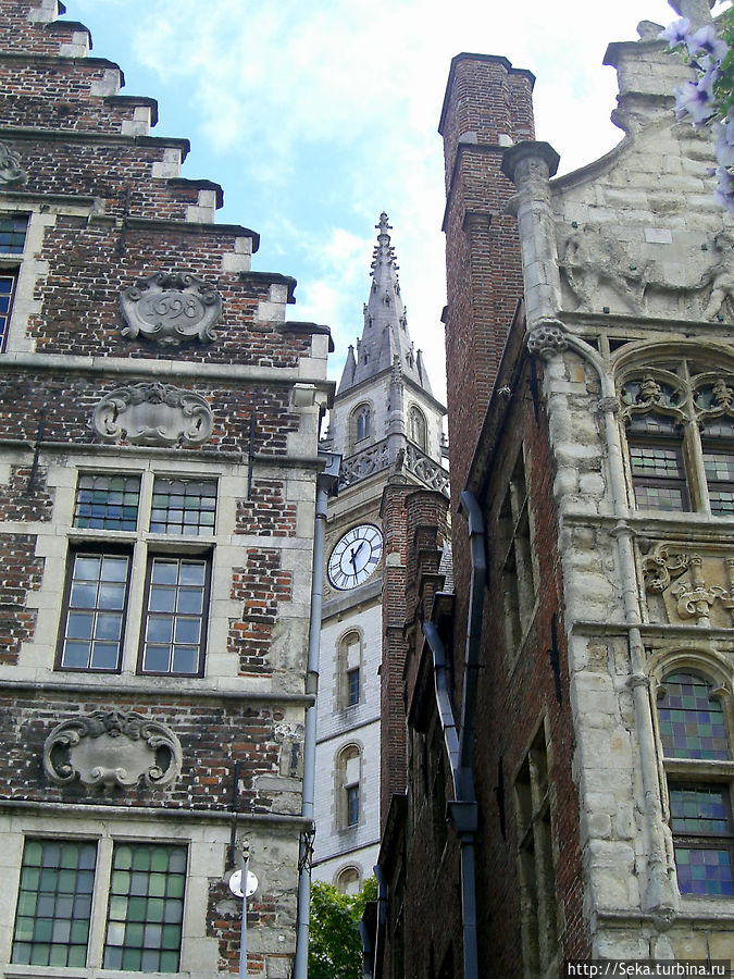 Башенка, что проглядывает между зданиями относится к Старому почтампту Гент, Бельгия