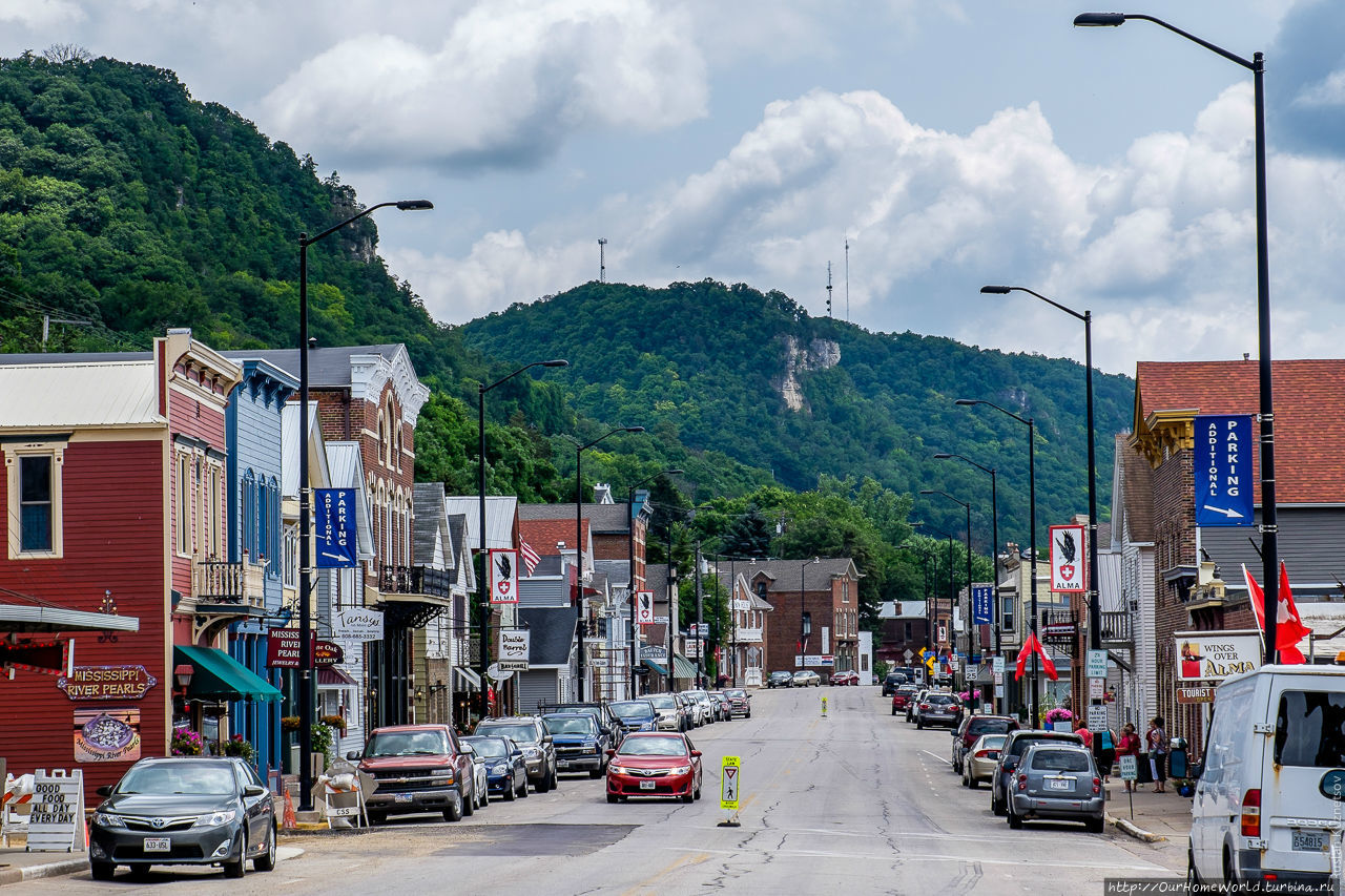 7. В начале 20-го века в Висконсин прибыло много народу из Германии и скандинавских стран. Сегодня последствия того переселения видны в архитектуре и устройстве городов. Например, в этой деревеньке нет главного американского уродства — хаотично развешенных проводов на покосившихся деревянных столбах. Штат Висконсин, CША