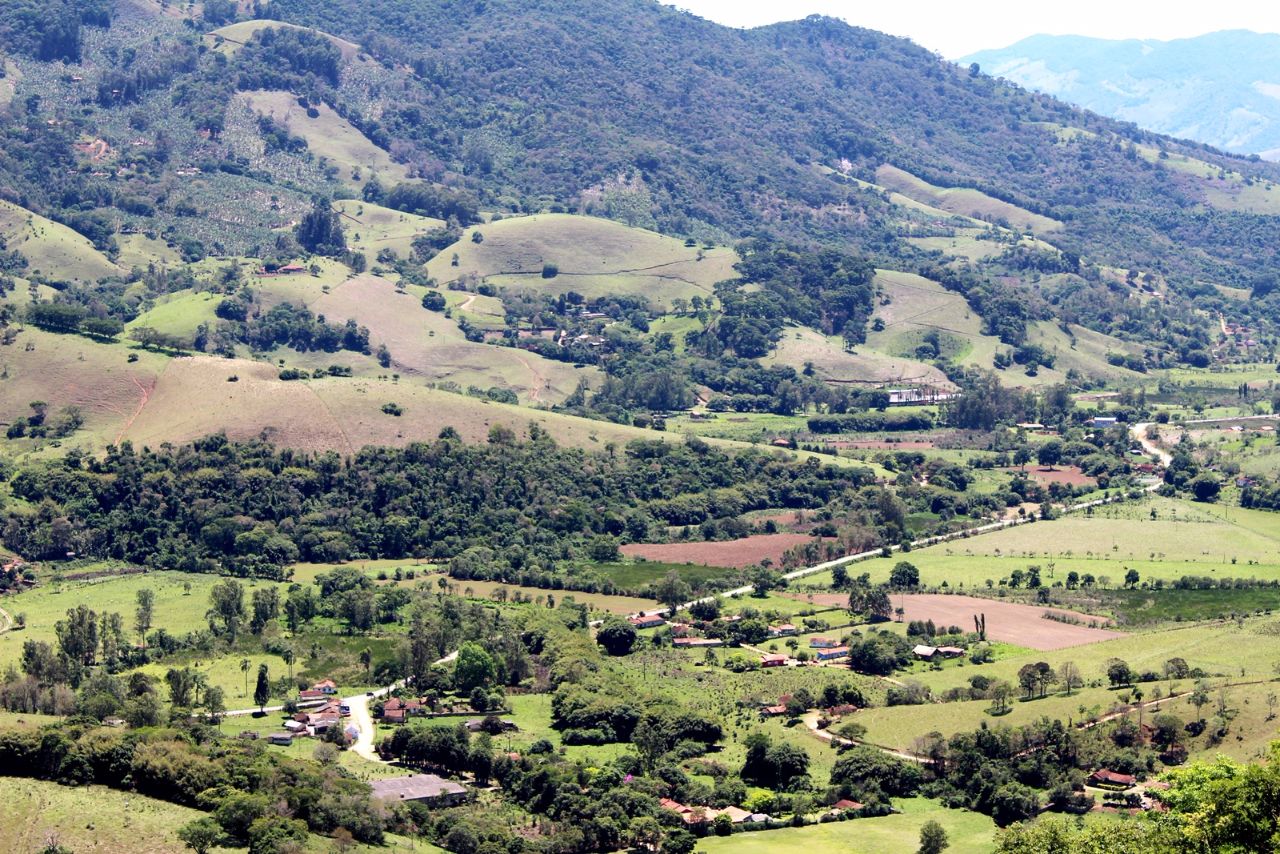 Вид на дорогу по которой мы ехали в Гонсалвис от шоссе MG-173, с правой стороны, Её заасфальтировали только десяток лет назад. Хорошо виден перекрёсток, где мы свернули к Pedra do Cruzeiro. Гонсалвис, Бразилия