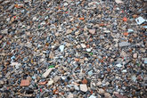 Центральный «пляж» равномерно усеян стеклом, мусором и черепками довоенных времен.