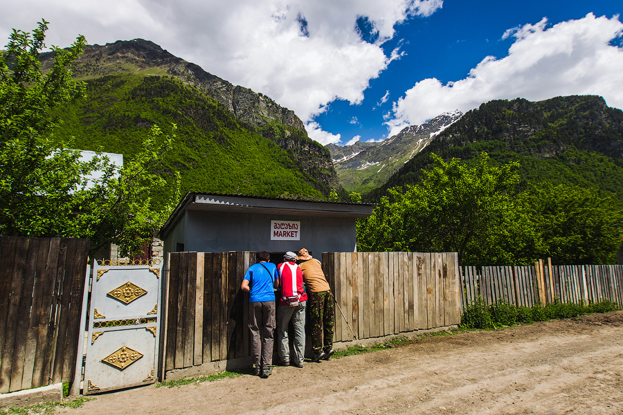 Долго стучались в дверь, пока на горизонте не появилась тетя Клара и не открыла все замки и решетки..:)