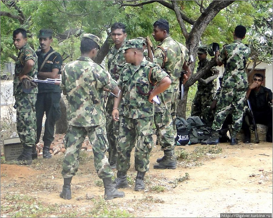 Гражданская война длилась на Шри-Ланке почти 30 лет. Через год после её окончания, в 2010 году,  шри-ланкийская армия насчитывала около 200 тысяч военнослужащих постоянного состава, в том числе 2960 женщин и 58 тысяч резервистов.