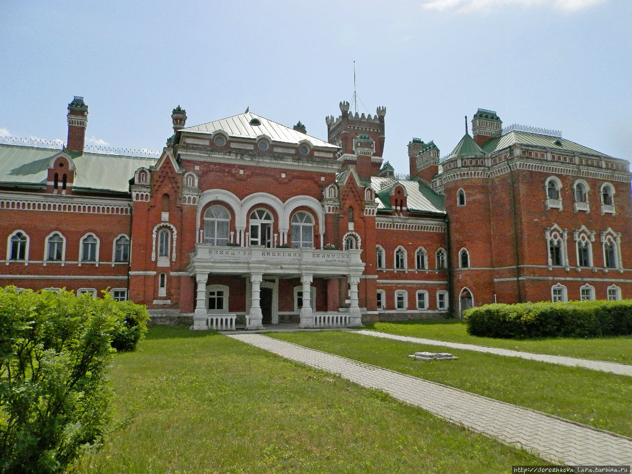 Так выглядит замок из парка Юрино, Россия