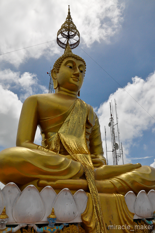 А вот и хозяин горы. Огромная статуя сидящего в позе лотоса Будды и с высока наблюдающего за всем, что происходит внизу. А у добравшихся сюда возникает ощущение, что находишься с ним на одном уровне.