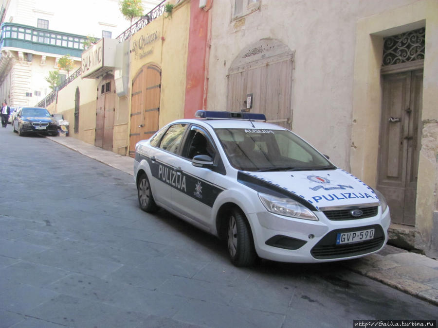 Так паркуются на Мальте, 3 см от стены. Мальта