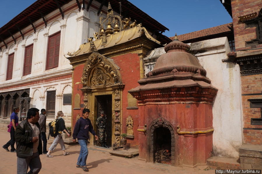 Золотые   ворота.  Они  на  самом  деле  покрыты  золотом  и   служат   для  прохода   в  королевскую  резиденцию. Бхактапур, Непал