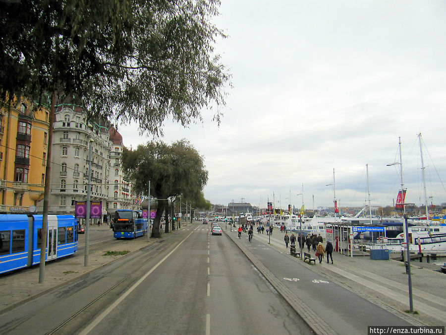 Набережная Strandvägen между остановками № 2 Grand Hotel и № 3 (Причал прогулочных корабликов Royal Sightseeng).