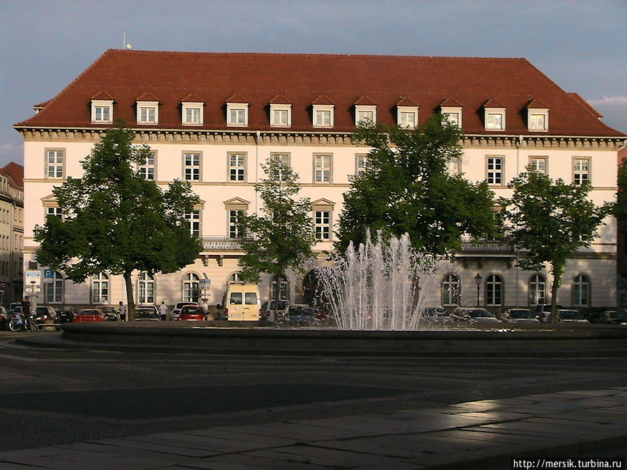 Прозрачные воды Эльбы и памятник Достоевскому Дрезден, Германия