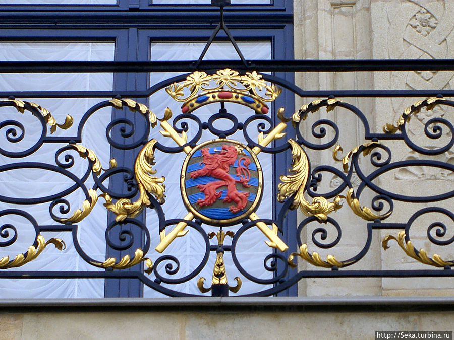 Герб города на перилах балкона Люксембург, Люксембург