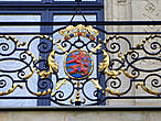 Герб города на перилах балкона