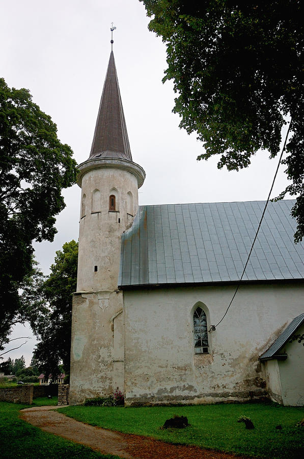 Церковь с необычным круглым шпилем