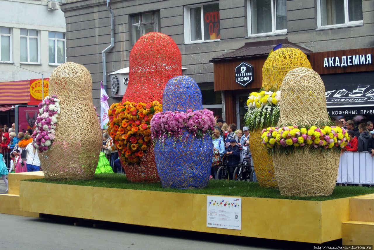 МАТРЁШКИ польского флориста Зигмунта Зиерадзана, который представил один из ярких символов России. Новосибирск, Россия