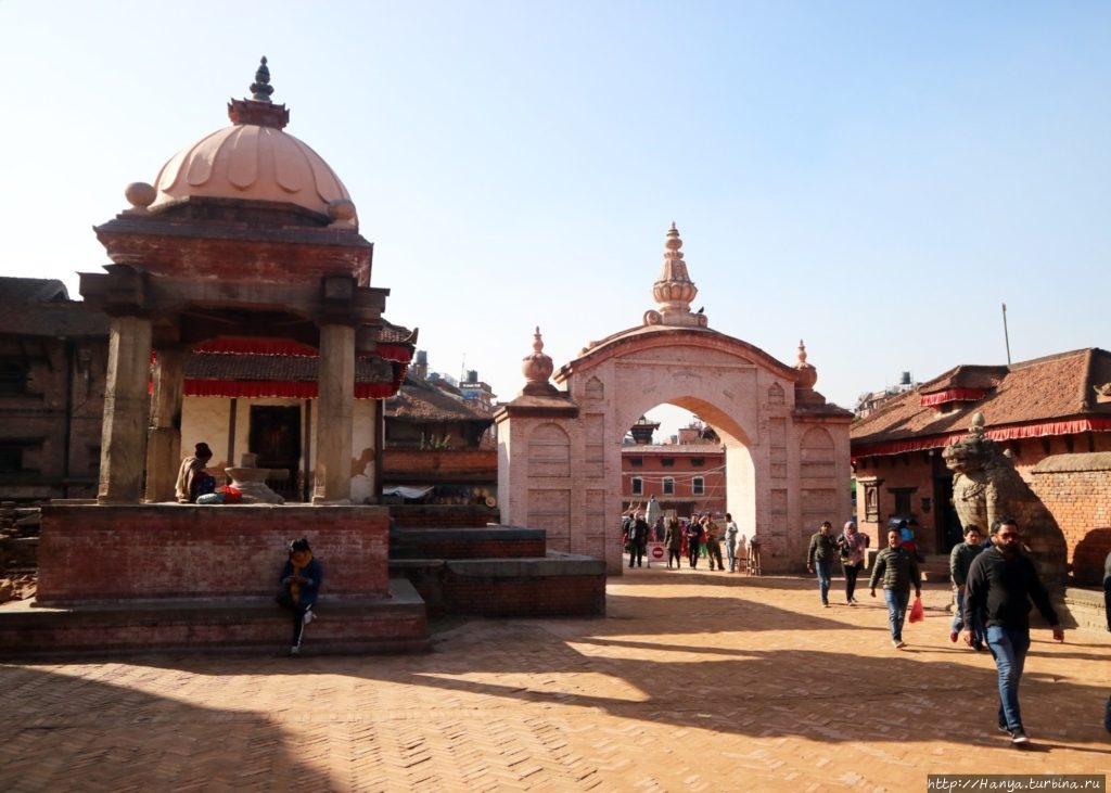 Входные ворота на Дурбар Бхактапур и храм Rameshvara (Рамешвара). Из интернета