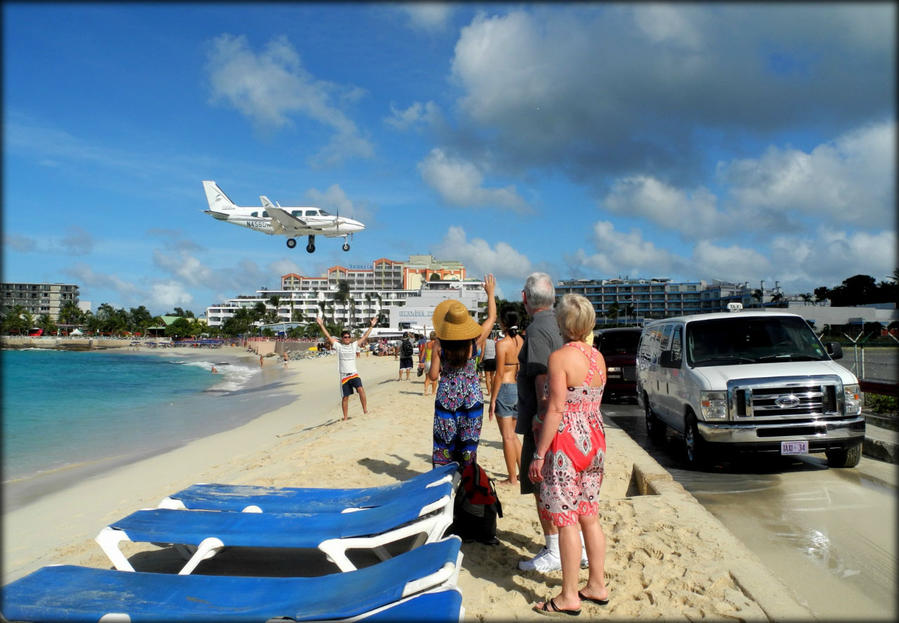 Под крылом самолета или самый известный Карибский пляж