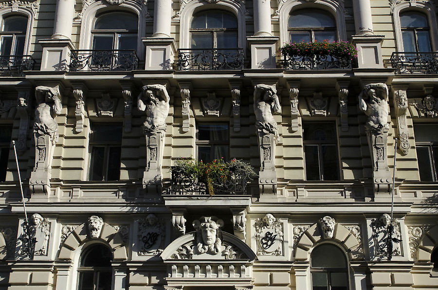 Улица Альбера, проекты домов Михаила Эйзенштейна. Отца того самого Эйзенштейна, спустившего коляску с Потемкинской лестницы и вошедшего в зал славы мирового кинематографа.