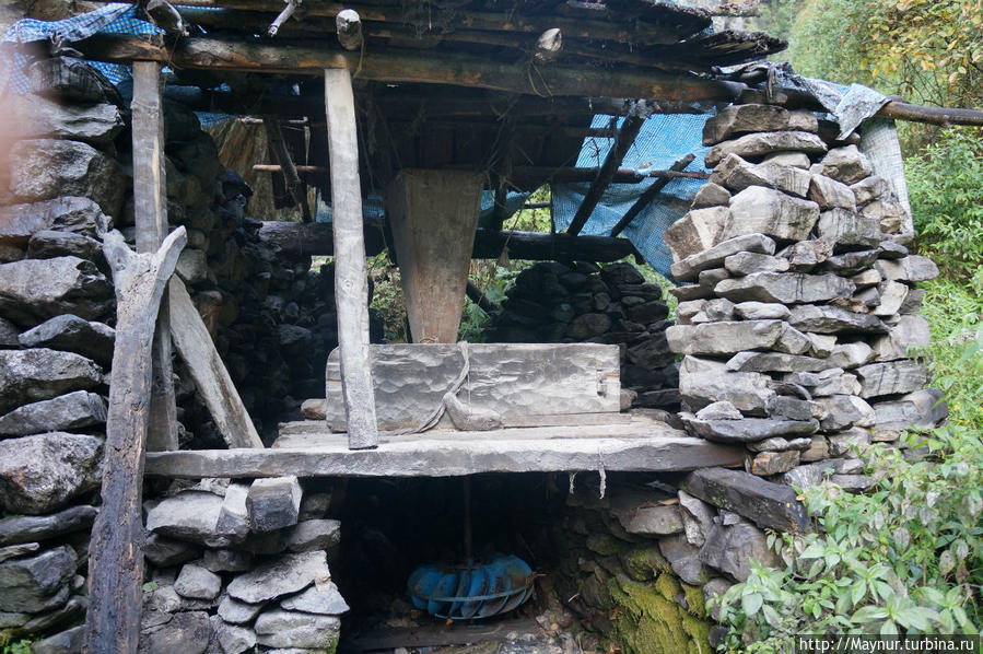 До   сих   пор   население   пользуется     примитивными   мельницами. Покхара, Непал